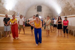 Atelier avec Sophie Lurcel, les participants bercent leur enfant intérieur